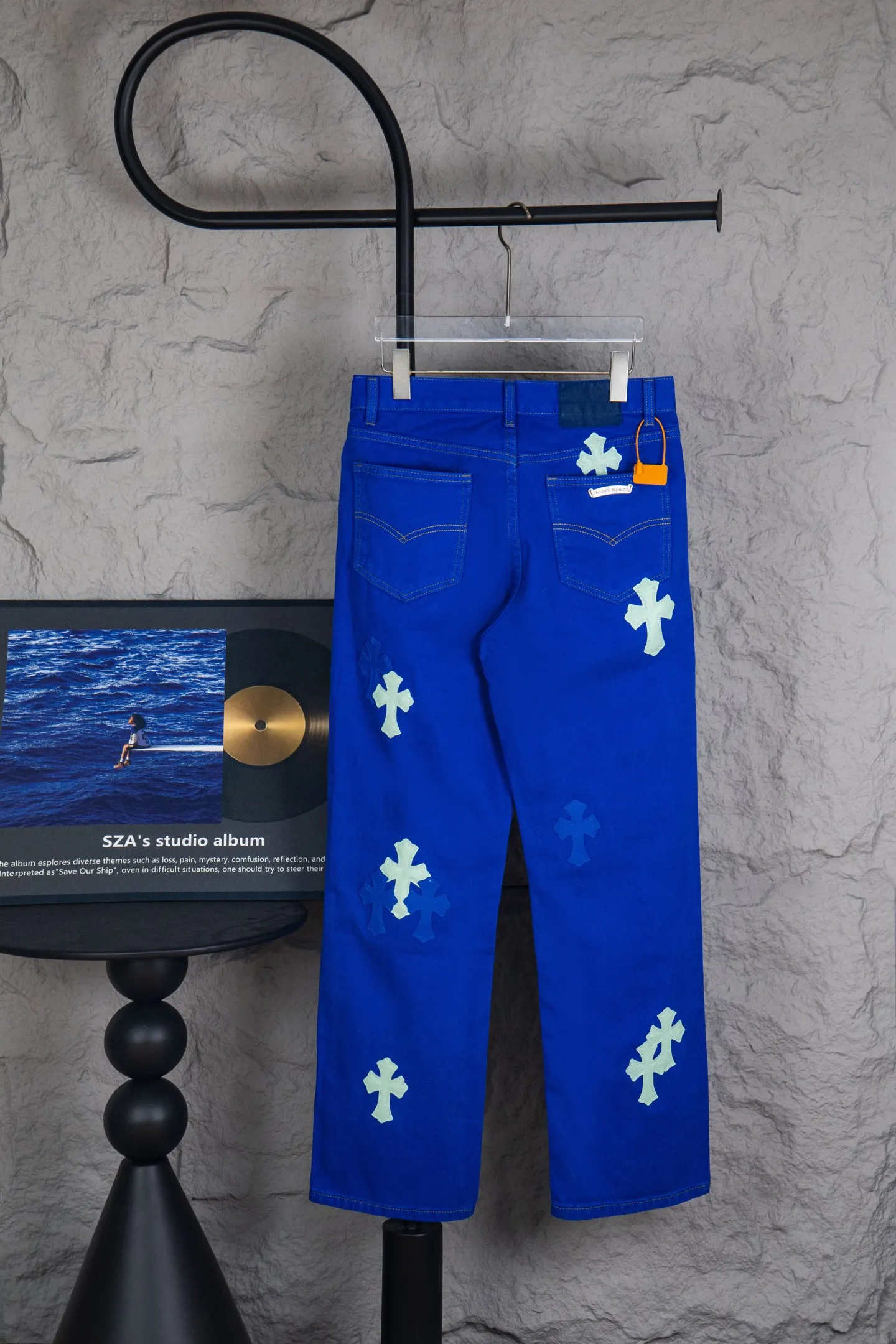 P270 Top version CH Chromehearts 2025 new London limited edition double blue cross patchwork leather jeans. Jeans. Top ceiling quality. Styles with different washed textures, very friendly to people with thin legs and thick legs. The straight and loose version is very flattering to the leg shape. Moderate length that never goes out of style, easy and casual to match, basic styling for various styles, a must-have in the wardrobe! The fabric is stiff but also makes the upper body soft without losing texture. The washing process is even more perfect. It is a must-have item for everyone! ! ! Washed wheat, hang tag, pants label, three labels complete Color: blue Size: 28, 30, 32, 34